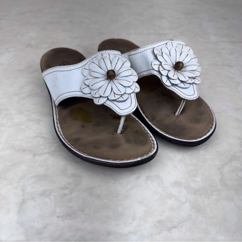 Clarks White Floral Thong Sandals Womens 9 M. In good used condition.